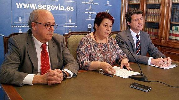 Alfonso Reguera, Clara Luquero y Andrés Torquemada, en la presentación del proyecto de pisos de alquiler.
