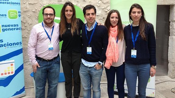 Raquel Fernández, segunda por la izquierda, acompañada del resto de representantes de Nuevas Generaciones del PP. 