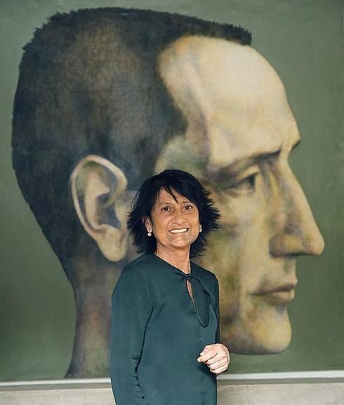 Elisa Delibes ante un retrato del escritor en su domicilio. 