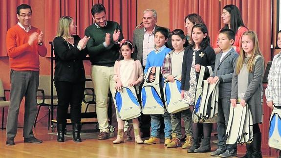 Los alcaldes de Aguilar, Dueñas y Astudillo, junto a algunos escolares premiados.