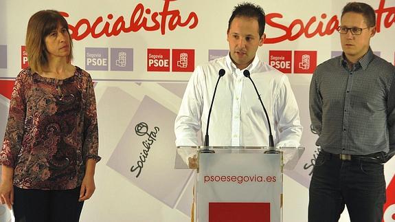 María Alonso, Alberto Serna y Rubén García, ayer en la sede del PSOE de Segovia. El Norte