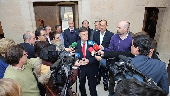 Francisco Vázquez atiende a los informadores. 