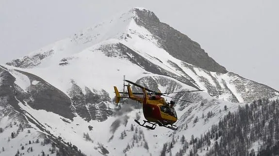 Un helicóptero del operativo vuela sobre Los Alpes durante las labores de rescate en el lugar del siniestro.