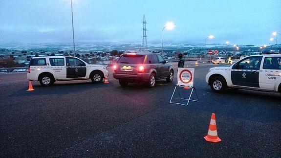 Dispositivo de la Guardia Civil identificando a un usuario de la carretera. El Norte