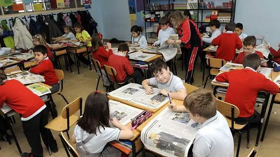 Los escolares repasan la estructura del diario.