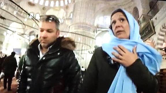 Toñi y Laurent en la mezquita Azul de Estambul.