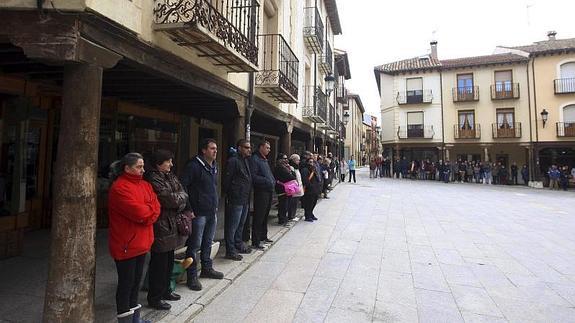 Los vecinos del municipio soriano de San Esteban de Gormaz han guardado hoy un minuto de silencio. 