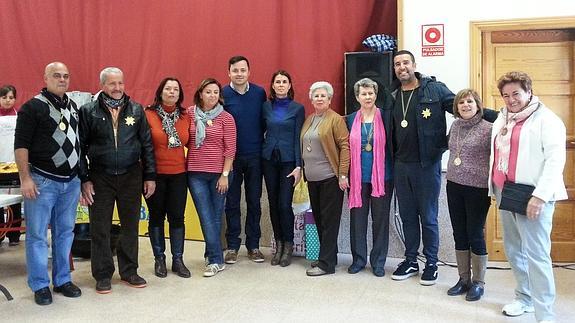 Miembros de la Corporación municipal de Abades y de la delegación canaria posan en el salón de la panera. 