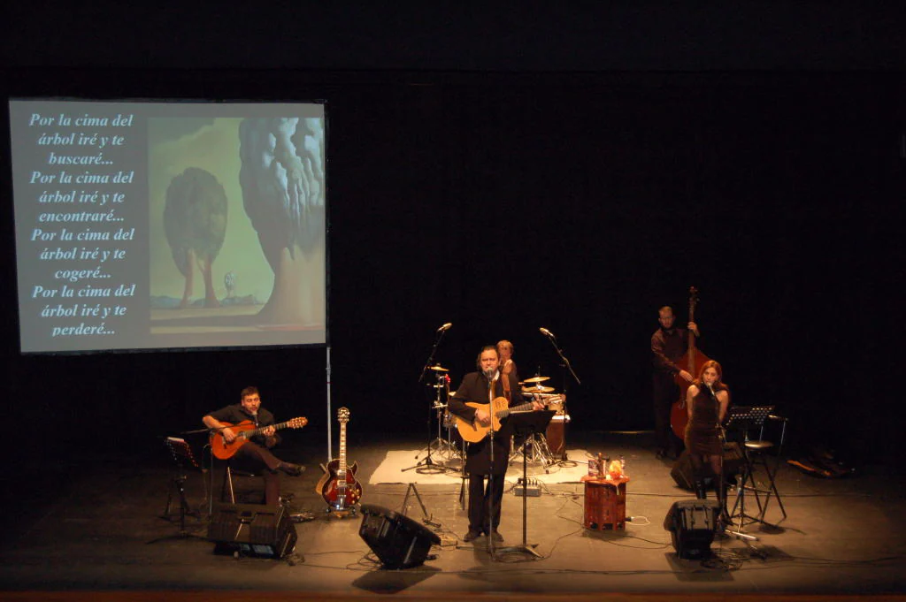 Paco Damas y su banda, durante un concierto. 