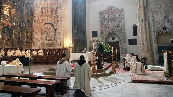 El nuevo diácono, tumbado en el suelo, durante la ceremonia religiosa celebrada ayer en la iglesia del Parral con motivo de su ordenación.