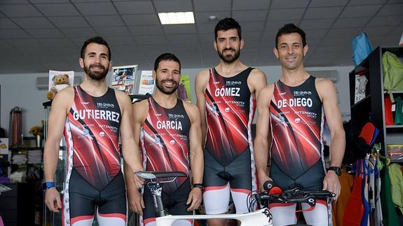 Los integrantes del Triatlón Eresma posan con la equipación que lucirán en las competiciones. 