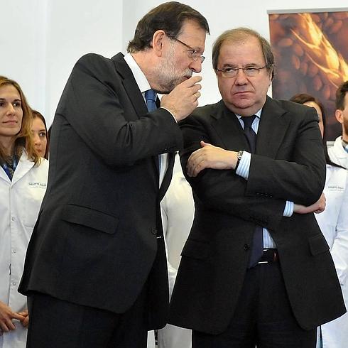 Rajoy habla con Herrera en la visita al centro I+D de Siro en El Espinar. 