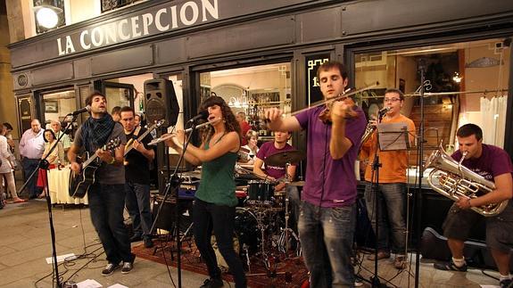 Los componentes del grupo Free Folk interpretan un tema en las terrazas de la Plaza Mayor de Segovia durante la cuarta edición de Vete al fresco. 
