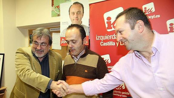Eugenio López (derecha), con José María González y José Ángel Frías, en la sede de IU en Segovia. 