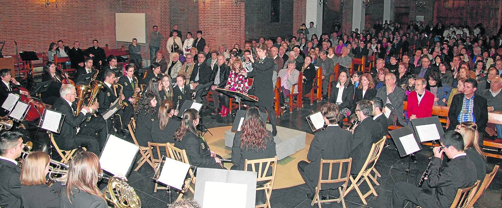 Los asistentes escuchan la interpretación de la Banda de Guardo en el concierto posterior al pregón.