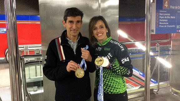 Jesús Manzanares y Carolina García muestran sus medallas a su regreso a Madrid. 