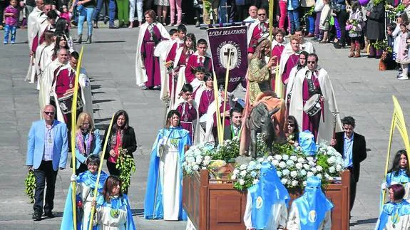 La procesión de La Borriquilla a su llegada a la Plaza Mayor de Ciudad Rodrigo donde la esperaban cientos de fieles. 