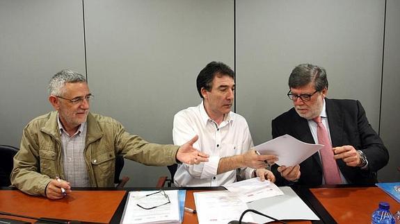 Agustín Prieto (UGT), Ángel Hernández (CC OO) y Santiago Aparicio (Cecale) firman acuerdo entre patronal y sindicatos en el CES.  ICAL