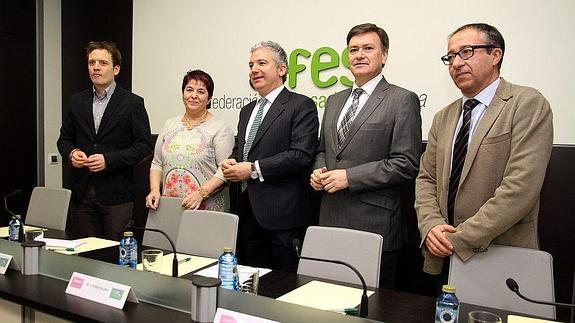 Miguel Antona, Clara Luquero, Pedro Palomo, Francisco Vázquez y Juan José Garcillán, en la firma del convenio de colaboración para la primera edición de la feria.