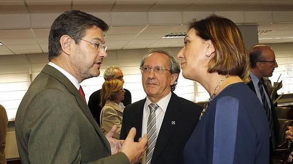 El ministro de Justicia, Rafael Catalá (I), conversa con el presidente de la Audiencia Provincial, Feliciano Trebolle, y la fiscal jefe Esther Pérez, en la presentación del proyecto Campus de la Justicia de Valladolid. 