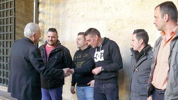El obispo de León recibe a los presos que participarán en la procesión.