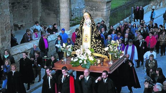 Las luces de las andas iluminan la imagen de la Virgen Dolorosa en la procesión de ayer en Carrión, al caer la noche.Grand