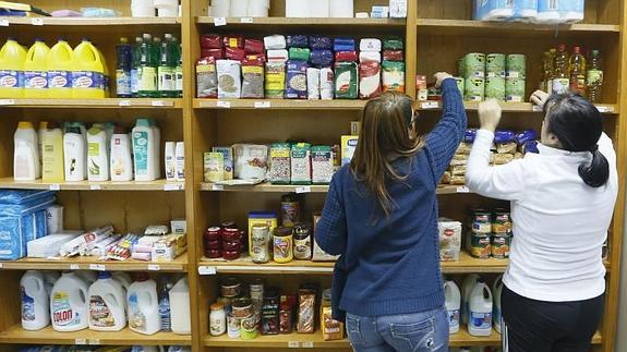 Dos mujeres, en la tienda solidaria de Entrevecinos.