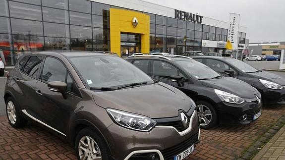 Vehículos Mégane a la puerta de un concesionario en Francia. 