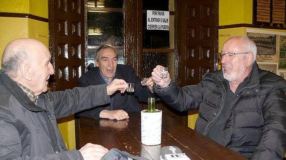 A la izquierda, Alfredo Méndez, el más veterano de la saga de los responsables de Casa Benito, brinda con orujo con Maxi Barthe y Santiago Arraiz en recuerdo de Genaro Blanco.