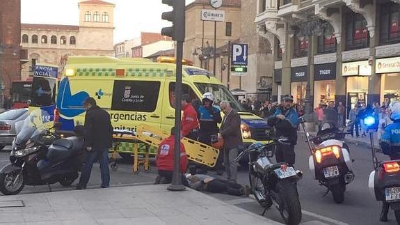 Equipos de emergencia en el lugar del accidente. 
