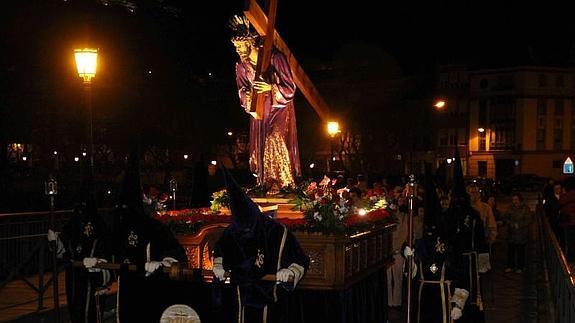 Peñafiel se silencia en el Vía Crucis