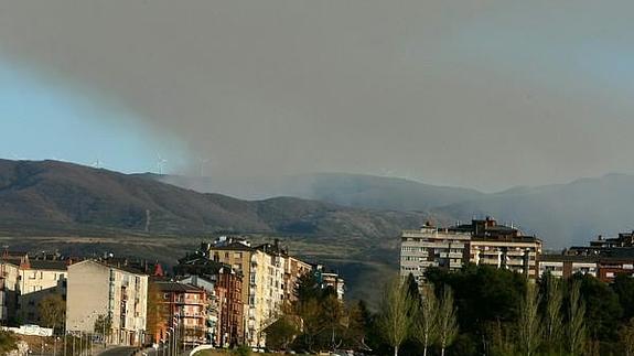 Incendio en la localidad de Carracedo de Compludo (León), visto desde Ponferrada. 