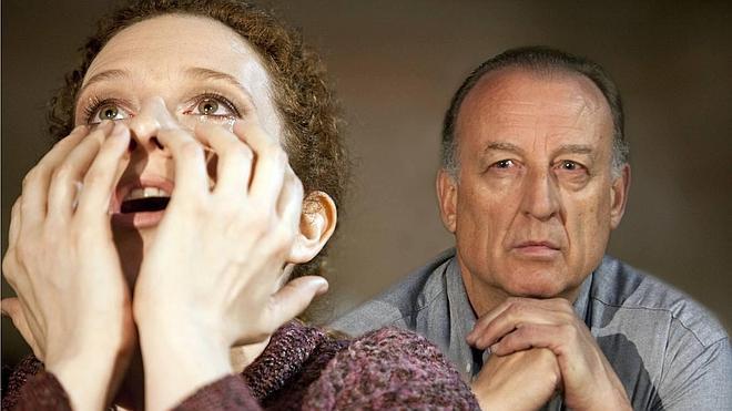 Los actores Pedro Miguel Martínez y Clara Sanchis, en una escena de 'La lengua en pedazos'