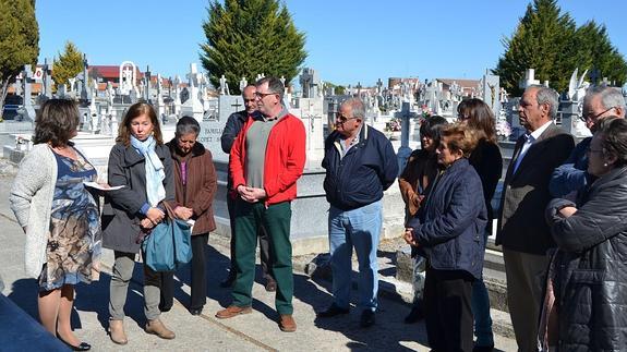 Participantes en la ofrenda floral realizada en el cementerio conversan con la concejala Mari Carmen Gómez (izquierda).