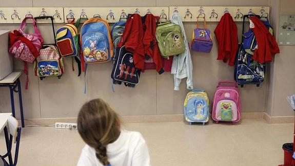 Mochilas en una clase.