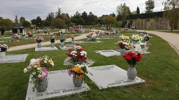 Tumbas en el cementerio municipal de Las Contiendas, que gestiona la empresa mixta Nevasa. 