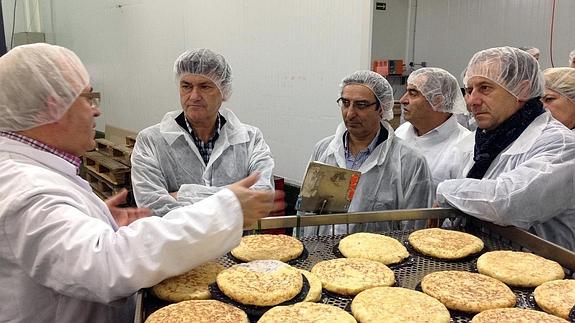 El presidente de la Diputación, Francisco Vázquez, y los diputados José Luis Sanz Merino y Rafael Casado escuchan las explicaciones del director de personal, Pedro Bermejo, durante la visita a las instalaciones de la empresa en San Martín y Mudrián.