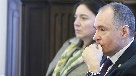 Mónica Álvarez junto a Sendino en un pleno. 