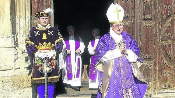 El obispo Esteban Escudero sale de la catedral en un oficio religioso el pasado mes de febrero.