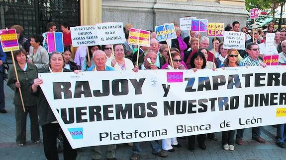 Manifestación de los afectados en Hacienda, en la plaza de Madrid, en 2009. 24.775 personas tenían contratos con Fórum Filatélico en la región, 10.000 de ellos en Valladolid. 