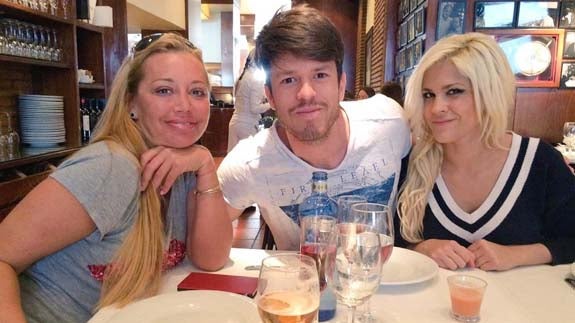 Ylenia y Fede con Belén Esteban durante la comida.