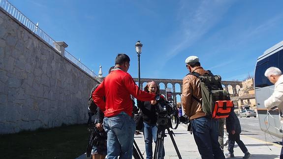 El equipo de la televisión filipina graba frente al Acueducto de Segovia. 