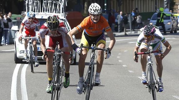 Pablo Benito, a la izquierda, supera en el esprín a David Lucas para ganar la III Copa Valladolid. 