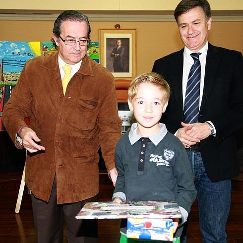 Eduardo Juárez, tras recoger el premio de Narrativa. 