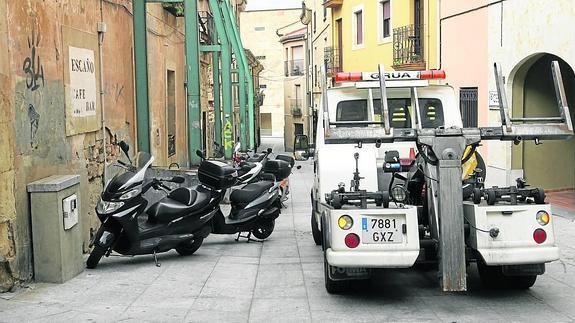 Una grúa municipal, en una calle del casco antiguo. 