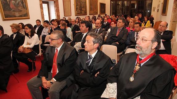 Asistentes a la Pascua Colegial, este viernes en la iglesia de San Justo. 