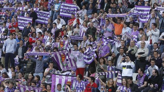 Aficionados del Real Valladolid, en un encuentro de Liga en el estadio Zorrilla. Su número se ha reducido tras el descenso a Segunda División.