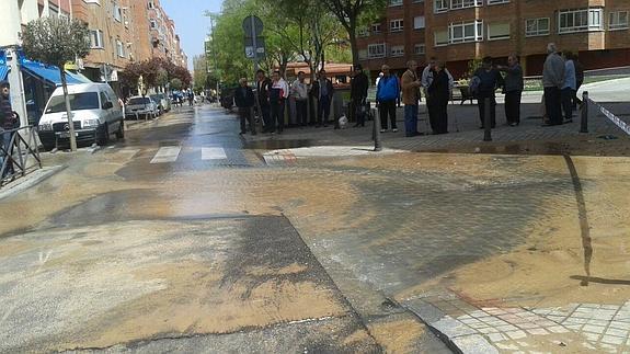 La zona del reventón inundada de agua y de curiosos. 