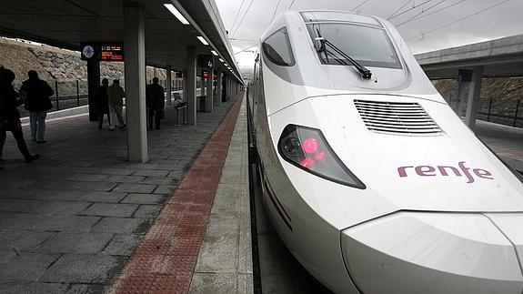 Ave parado en los andenes de la estación de Segovia. 