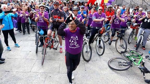 Numerosos compañeros se acercaron hasta la plaza de Botines para recibir a Javier.